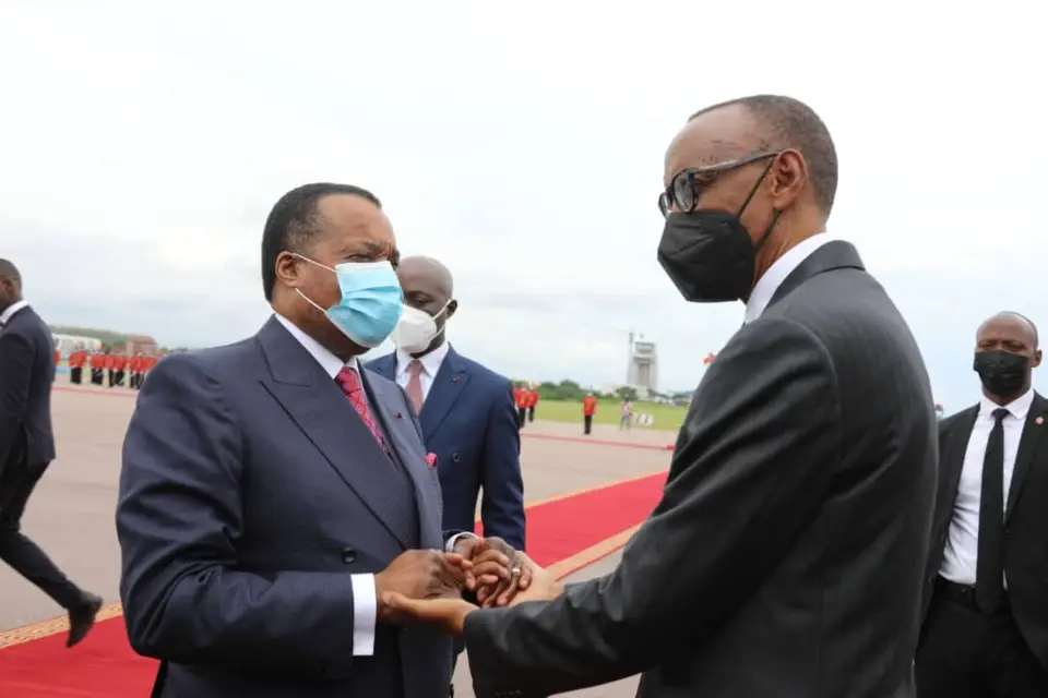 Poignée de mains entre Sassou N'Guesso et Paul Kagamé à l'aéroport international Maya-Maya