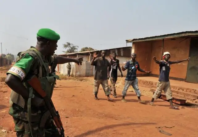 Un soldat rwandais appartenant à la MISCA fait un geste en direction de passants. Crédit photo : Sources