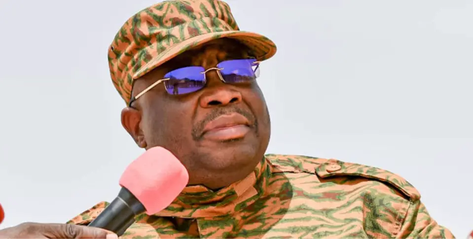 Burkina Faso : le premier ministre enfile sa tenue et descend auprès des troupes. © Primature