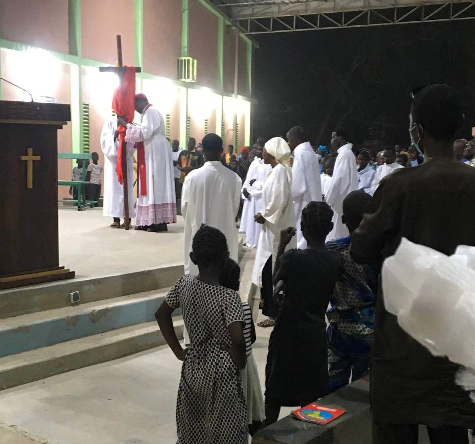 Tchad : vendredi saint pour l'Église catholique avec la vénération de la croix. © Mbainaissem Gédéon/Alwihda Info