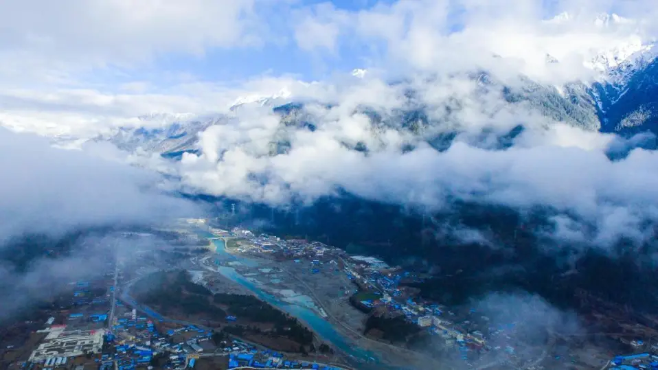 Snow-capped mountains, blue sky, and white clouds turn Bome county, Nyingchi city, southwest China’s Tibet autonomous region, into a fairyland on earth. (Photo by Lu Wenkai/People’s Daily Online)