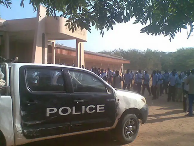 Une voiture de police au lycée de Kélo. Crédit photo : Sources