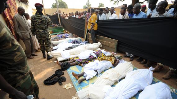 Des cadavres alignés en Centrafrique. Crédit photo : Sources