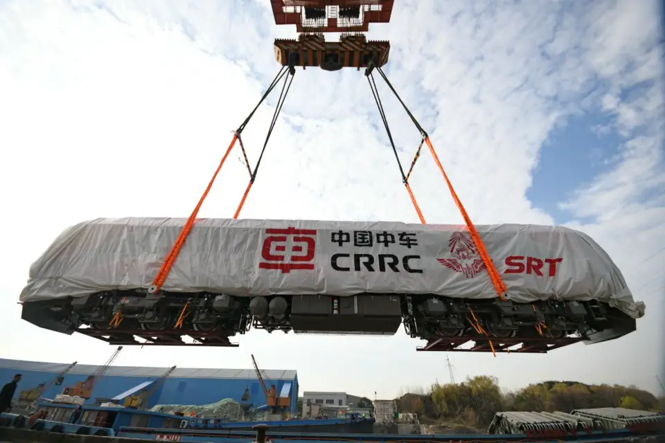 The CDA5B1 meter-gauge AC transmission diesel locomotives produced by CRRC Qishuyan Co., Ltd. for Thailand are loaded onto a ship at a wharf of Changzhou west port in Changzhou city, east China’s Jiangsu province, Dec. 20, 2021. (Photo by Shi Kang/People’s Daily Online)