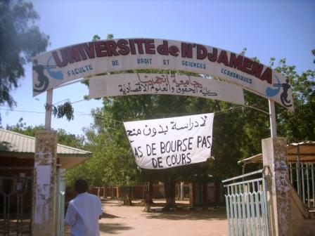 Une affiche accrochée à l'entrée de l'Université de N'Djamena. Crédit photo : Sources