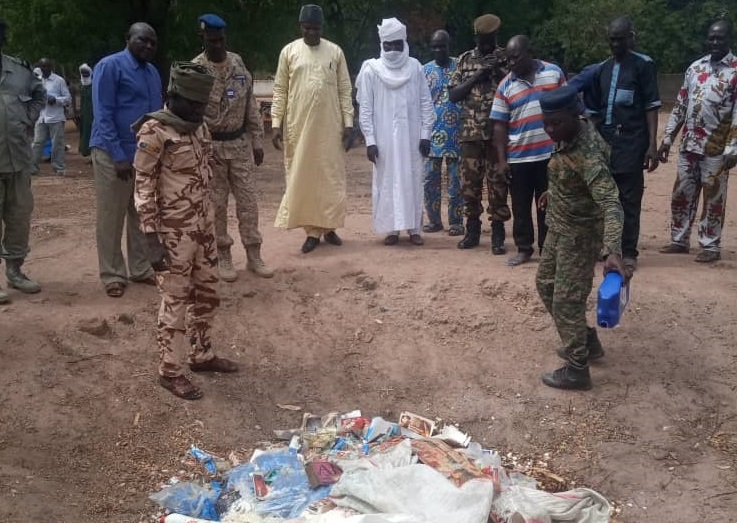 Tchad : incinération de faux médicaments et produits périmés à Béré Tchad : incinération de faux médicaments et produits périmés à Béré