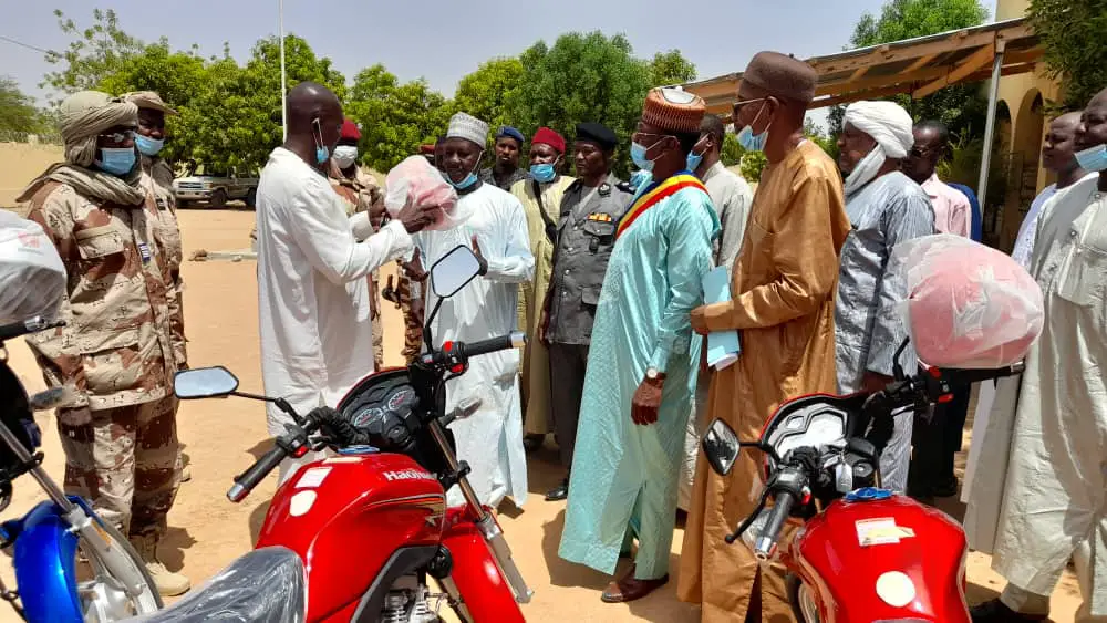 Tchad : le gouverneur du Batha remet des matériels aux agents de l’éducation