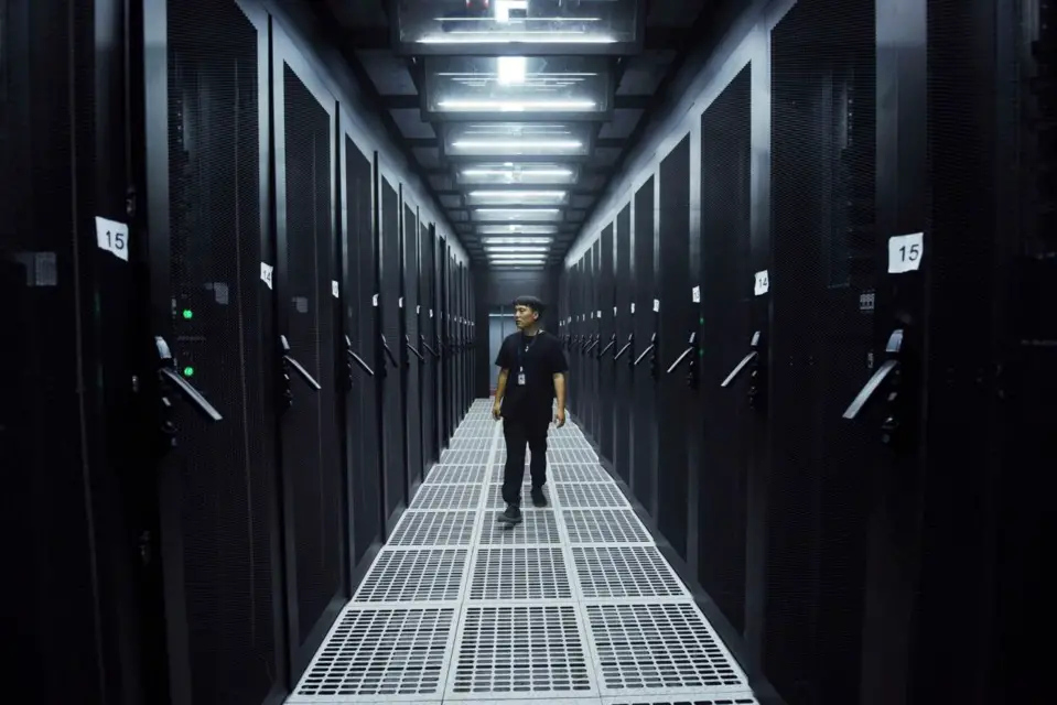 An employee checks servers at a cloud computing data center of Hangzhou Iron and Steel Group Co., Ltd., a conglomerate based in Hangzhou, capital of east China’s Zhejiang province, Sept. 1, 2020. (Photo by Long Wei/People’s Daily Online)