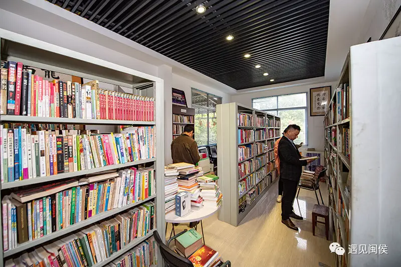 Villagers read at Baishawan Library, a public-interest library run by a local family in Makeng village, Baisha township, Minhou county, Fuzhou city, east China’s Fujian province. (Photo/WeChat account of the publicity department of the Communist Party of China Minhou county committee)