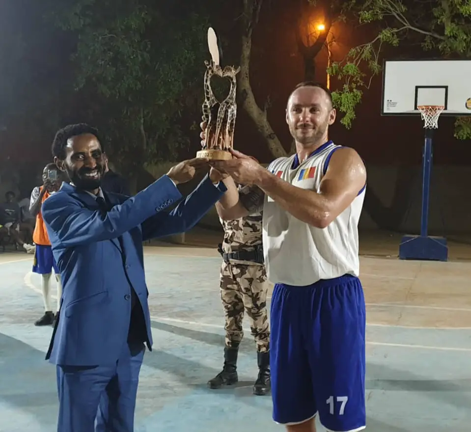 Tchad : un match de basket de fraternité avec les joueurs de la force Barkhane