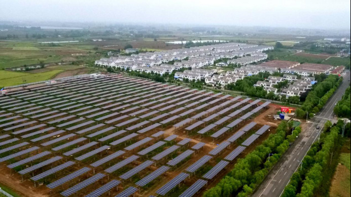 Photo taken on May 11, 2021 shows a farm covered by solar panels in Xiaogang village, Fengyang county, Chuzhou city, east China’s Anhui province, which is about to be put into operation soon. It is one of the smart energy projects launched by the village to make the countryside more beautiful. (Photo by Li Xiaocun/People’s Daily Online)