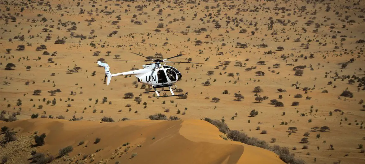 Un hélicoptère de la MINUSMA survolant le Mali, pays africain de la région du Sahel. © MINUSMA