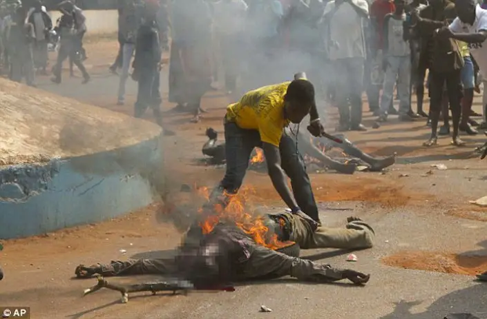 Un jeune homme surnommé "chien méchant" démembre un musulman qui vient d'être lynché par une foule à Bangui et mange son bras. Crédit photo : Sources