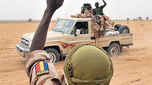 Des soldats tchadiens patrouillent vers Am-Dam. Photo : AFP