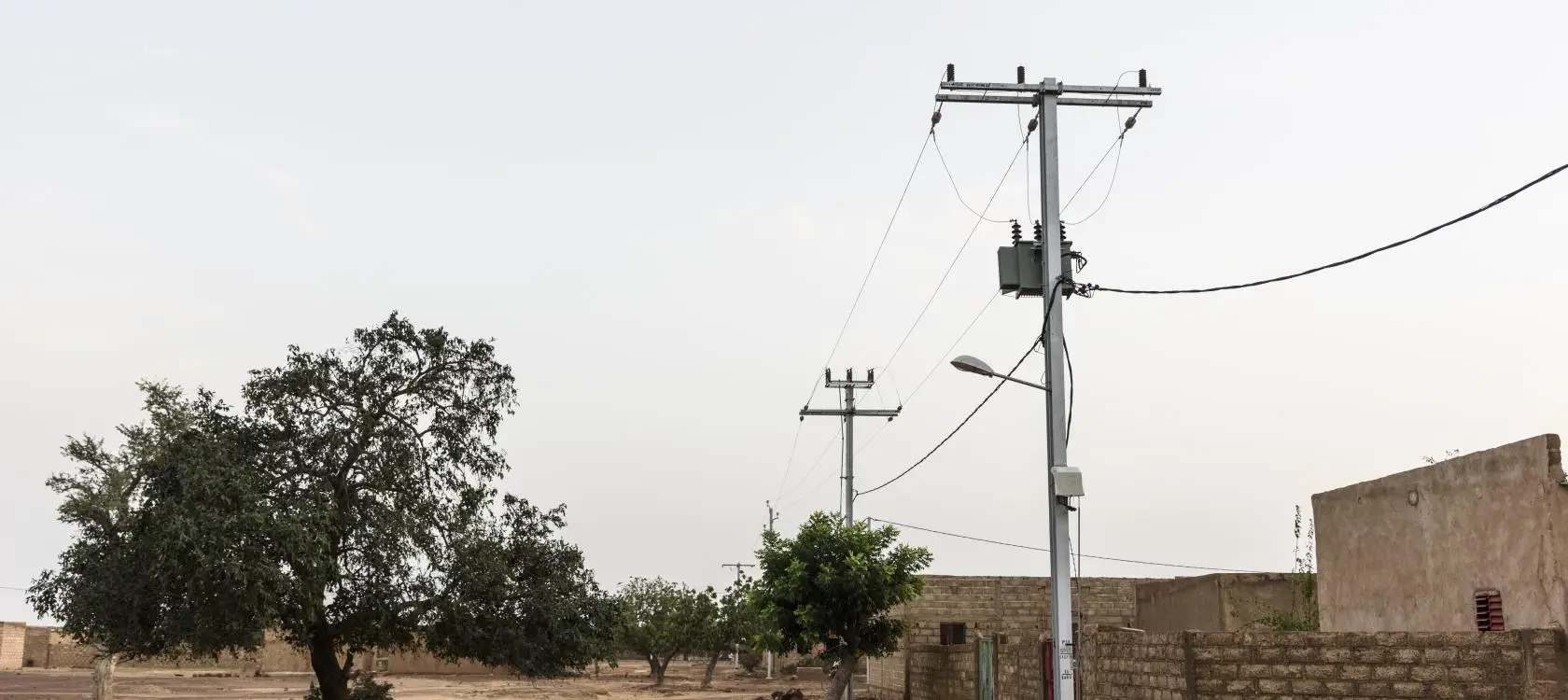 Une ligne électrique au Burkina Faso. Illustration © AFD