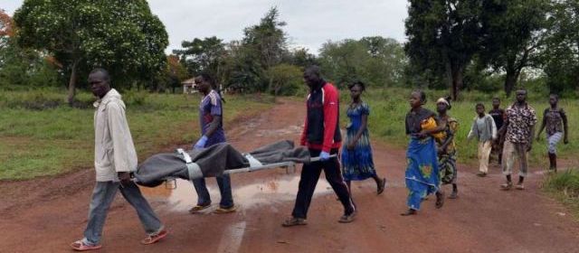 Grimari (Centrafrique), le 20 avril 2014. Les habitants de cette ville du centre accusent les forces françaises d'avoir tué leurs «fils». Les soldats tricolorent parlent eux de riposte. | (AFP/MIGUEL MEDINA)