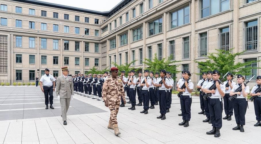 Paris : le chef d’état-major tchadien des armées échange avec son homologue français Paris : le chef d’état-major tchadien des armées échange avec son homologue français