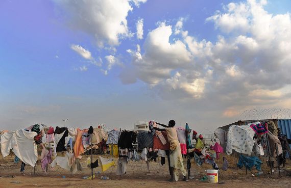 Une jeune Sud-Soudanaise étend son linge sur les barrières d'un camp de la mission des Nations Unies au Sud-Soudan, près de Juba où les gens affluent, de peur des massacres. - TONY KARUMBA - IMAGEGLOBE