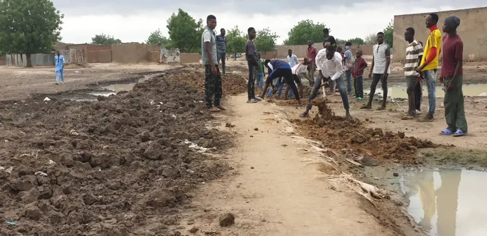 N'Djamena : les jeunes du quartier Ambata luttent contre l'enclavement de la saison pluvieuse 