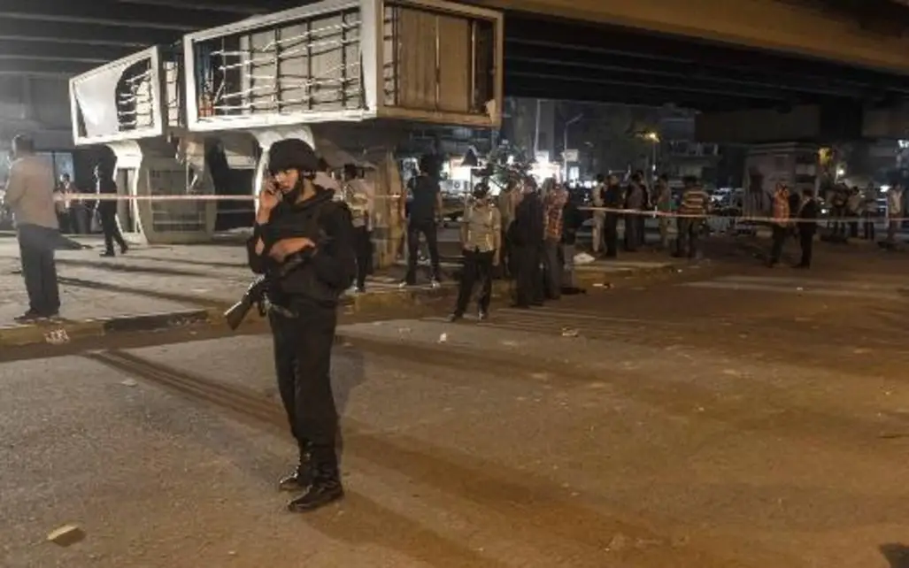 Surveillance policière après une explosion visant la police au Caire le 19 avril 2014, qui a causé la mort d'un officier de police. AFP/Archives