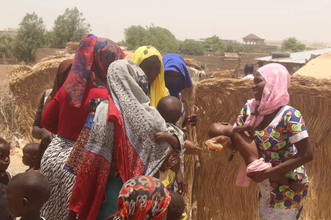 Des mères de familles et leurs enfants à N'Djamena. Illustration © Ben K./Alwihda Info