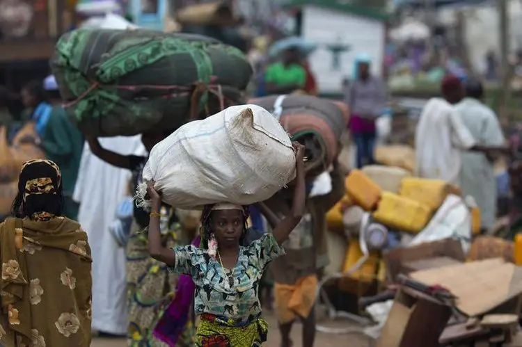 Ce dimanche, un millier de musulmans fuient Bangui. (Photo Siegfried Modola. Reuters)