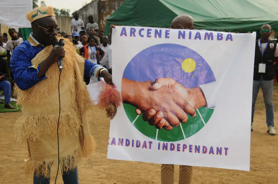 Arcène Niamba au cours de son méga-meeting d'ouverture de campagne