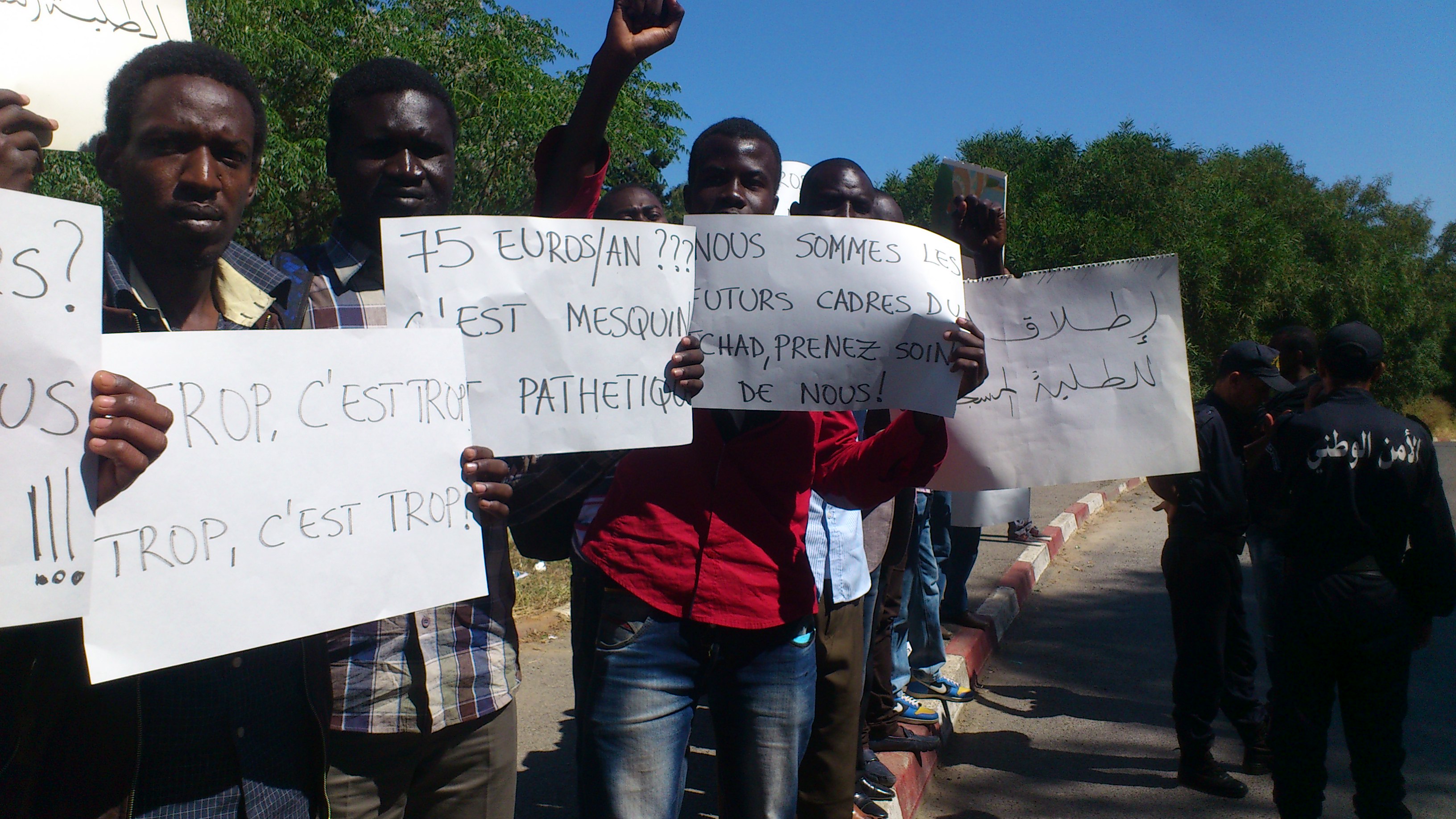 Les étudiants tchadiens manifestent devant l'Ambassade du Tchad en Algérie. Crédit photo : Algérie Focus