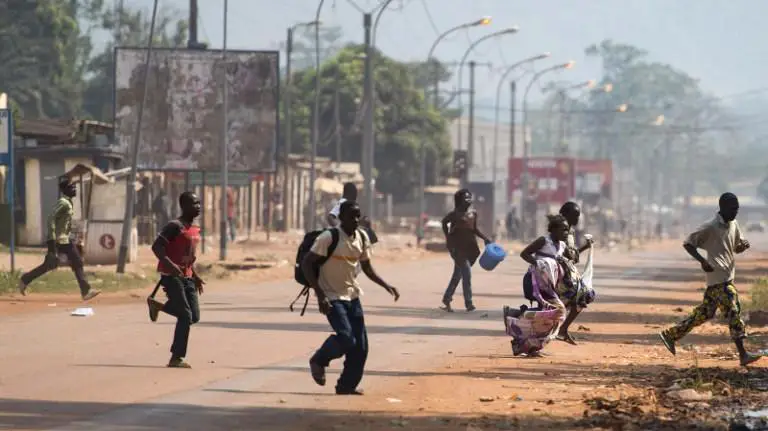 Des habitants fuient les rues de Bangui au bruit des balles. Crédit photo : Sources