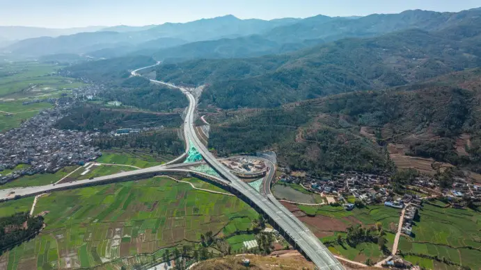 Photo taken on Dec. 16, 2021 shows a section of an expressway in Weishan county, southwest China's Yunnan province. (Photo by Deng Gang/People's Daily Online)