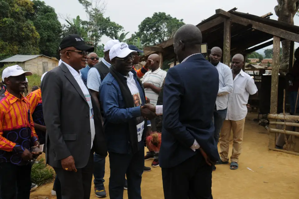 Arcene Niamba saluant le chef de village de Douakani aux cotés de Bita Madzou