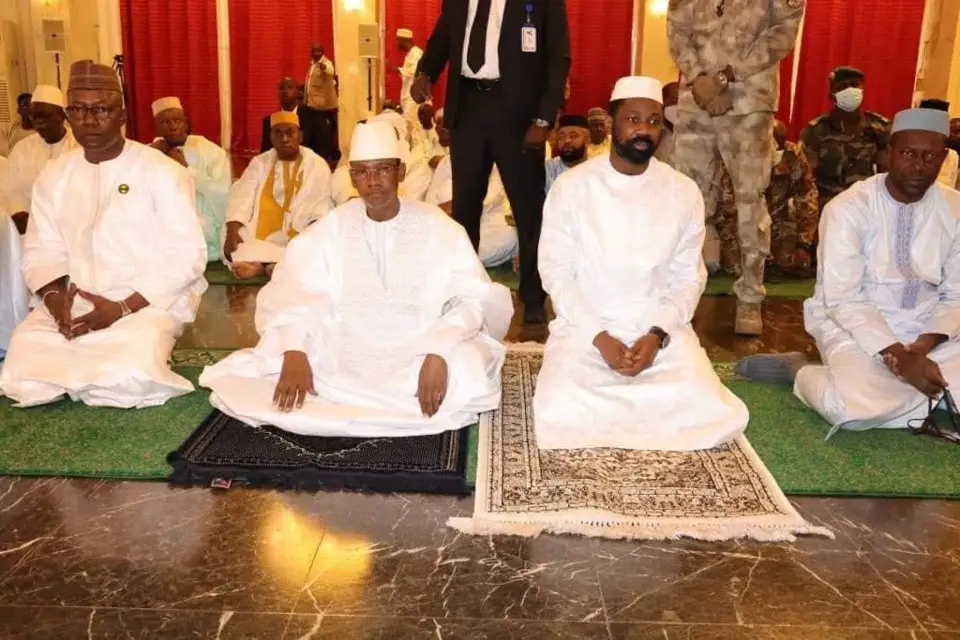 Mali/Tabaski : le colonel Goïta a prié dans la salle des banquets de la Présidence. © PR