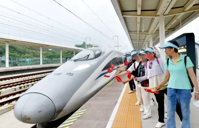 Passengers celebrate the official operation of the Nanzhang railway station along the Zhengzhou-Chongqing high-speed railway in Nanzhang county, Xiangyang, central China's Hubei province, June 20, 2022. (Photo by Xiong Mingyin/People's Daily Online)
