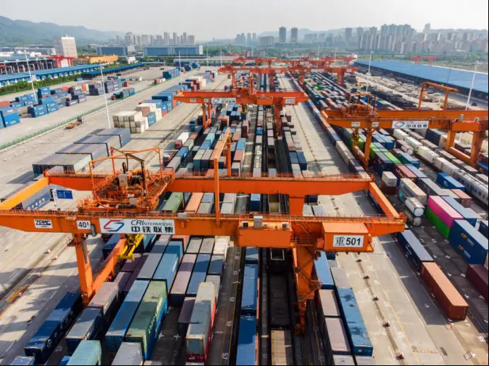 Photo taken on April 21, 2022 shows containers piled at an international logistics hub park in Shapingba district, southwest China's Chongqing municipality. (Photo by Sun Kaifang/People's Daily Online)