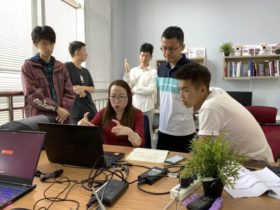 Members of the R&D team discuss development issues. (Photo courtesy of the Technical College for the Deaf, Tianjin University of Technology)