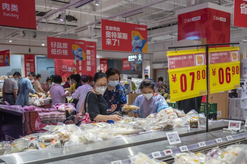 Citizens are shopping in an outlet store of Hema Xiansheng, an Alibaba-invested futuristic supermarket in Shanghai, June 21, 2022. (Photo by Wang Chu/People's Daily Online)