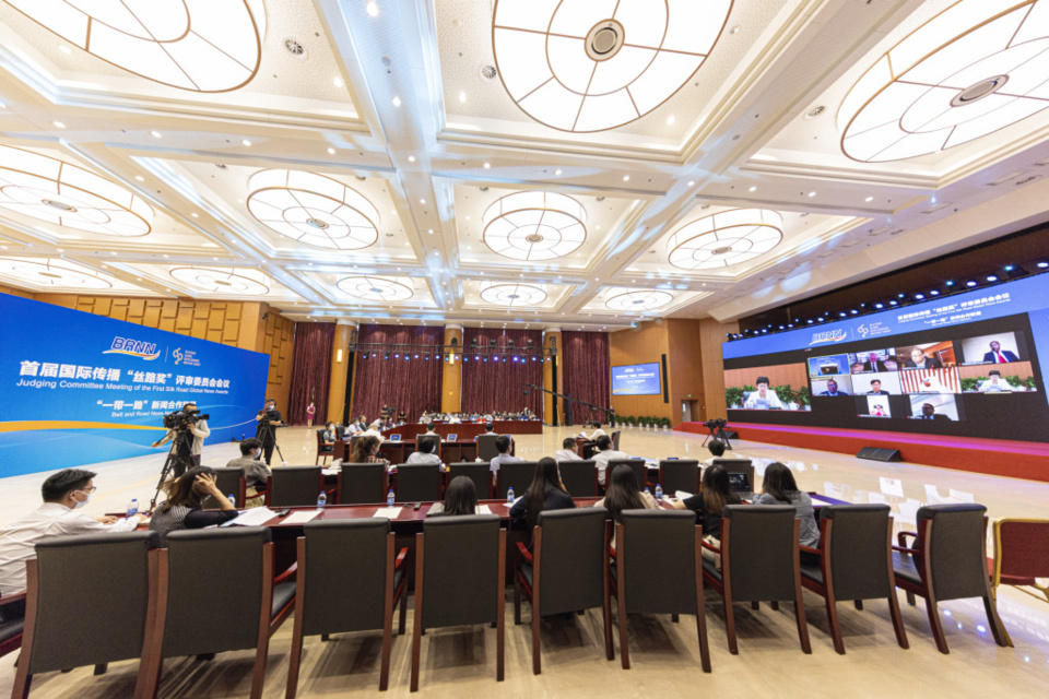 The Judging Committee Meeting of the First Silk Road Global News Awards is held in Beijing. (Photo by Zhang Wujun/People's Daily)