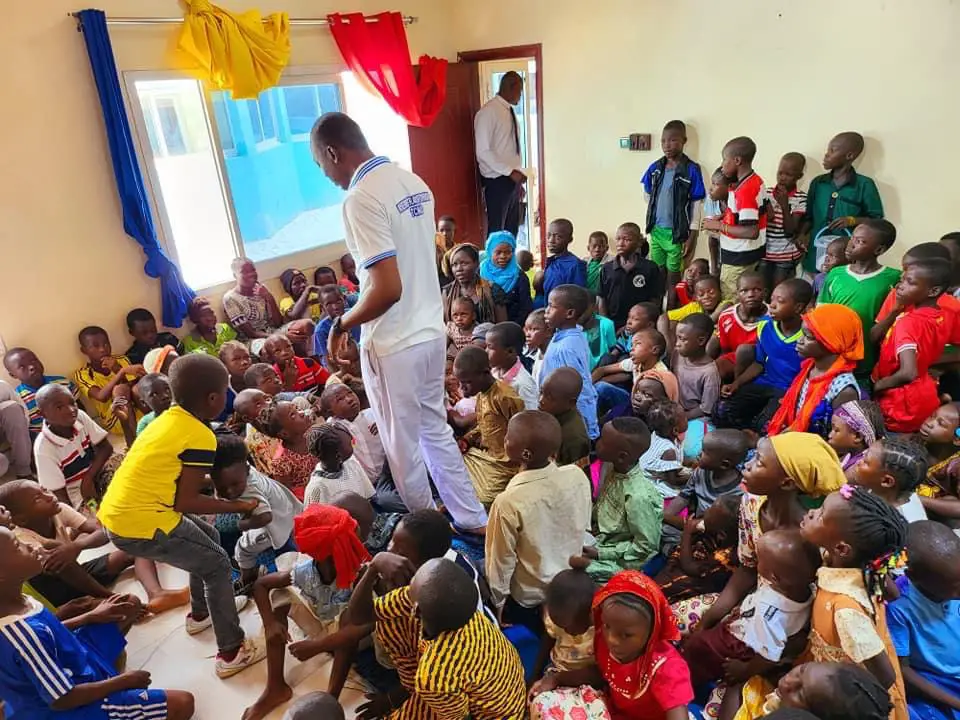Tchad : Succes Masra nourrit 300 enfants et appelle à la solidarité collective. © Succes Masra/Facebook