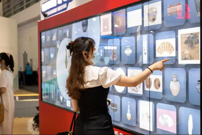 A visitor experiences a virtual museum at the 5th Digital China Summit, July 23, 2022. (Photo by Tang Wenjuan/People's Daily Online)