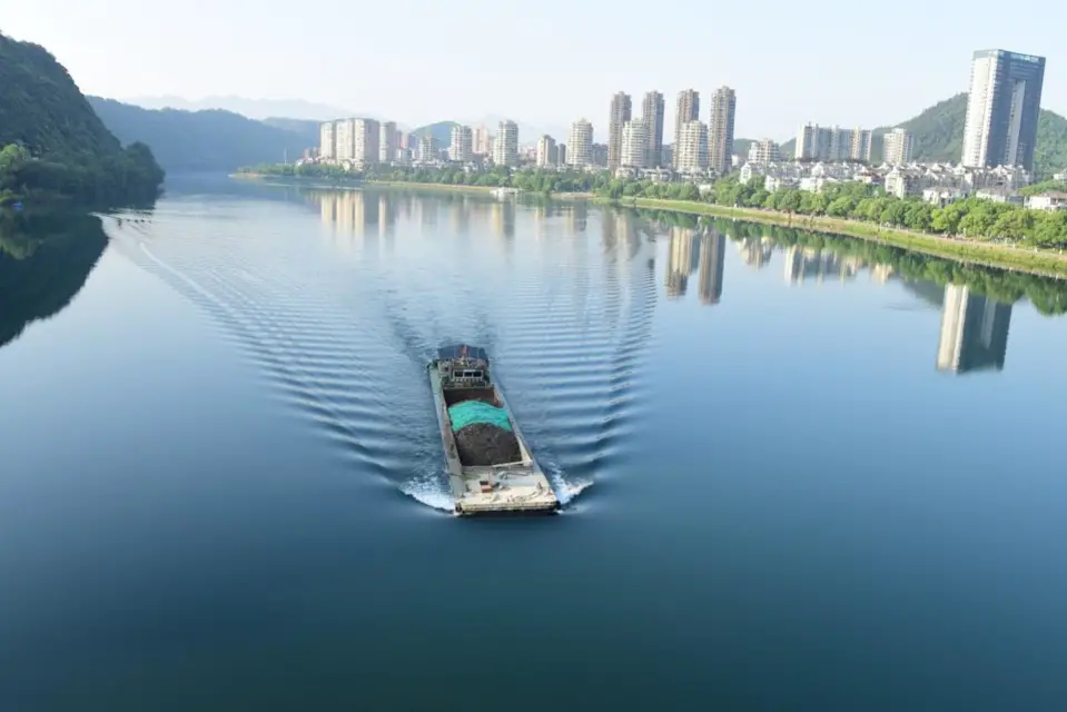 Photo shows a picturesque scene on the Xin'an River, Hangzhou, east China's Zhejiang province. (Photo by Ning Wenwu/People's Daily)