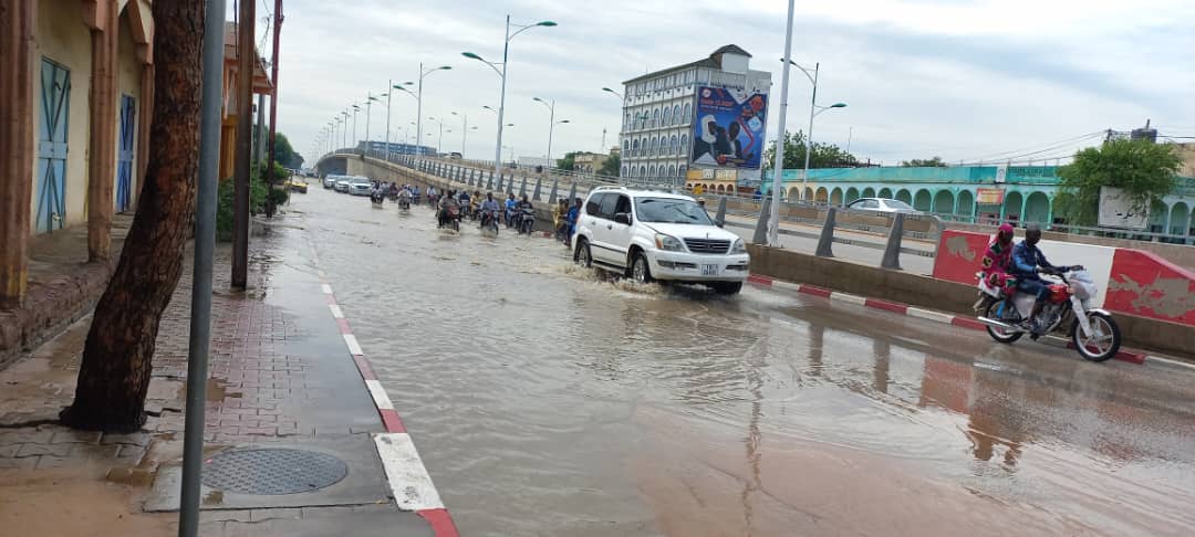 Tchad : des voies bitumées submergées après une nouvelle pluie à N'Djamena Tchad : des voies bitumées submergées après une nouvelle pluie à N'Djamena