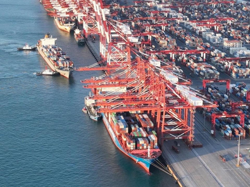 A container ship docks at a terminal in Qingdao, east China's Shandong province, May 30, 2022. (Photo by Han Jiajun/People's Daily Online)