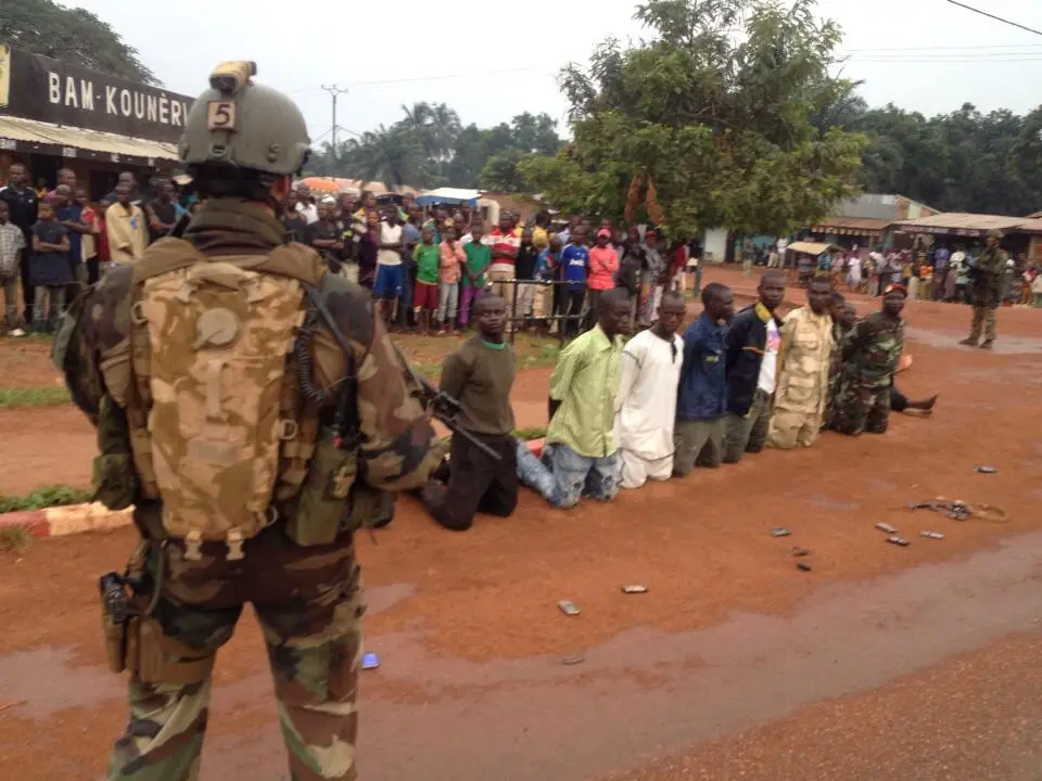 Désarmement de musulmans à Bangui dès le début de l'opération Sangaris. Crédit photo :Sources