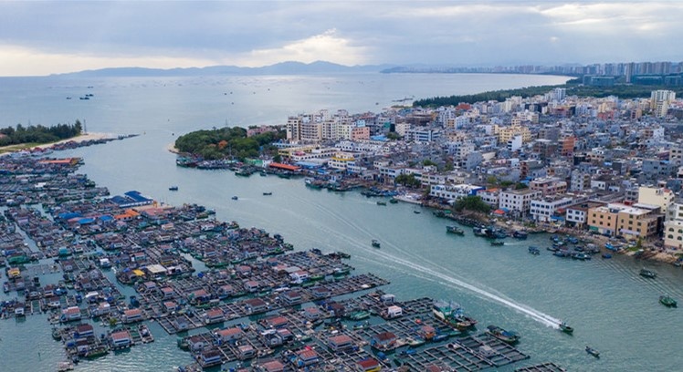 Photo shows a "floating village" of the Tanka community in Xincun township, Lingshui Li autonomous county, south China's Hainan province. (Photo by Li Hao)