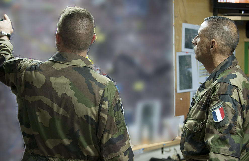 Des soldats français devant un plan. Crédits photo : EMA/ministère français de la Défense.