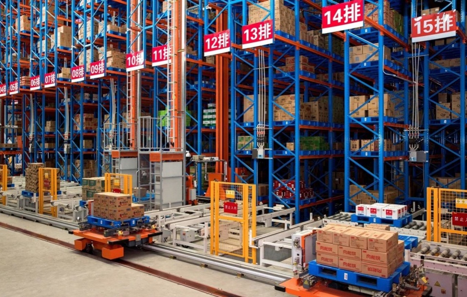 Cargos are being transported in an unattended smart warehouse of an e-commerce enterprise in Huai'an, east China's Jiangsu province, July 1, 2022. (Photo by Ji Xingming/People's Daily Online)