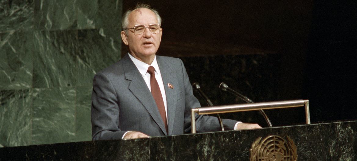 Le Président de l'Union soviétique Mikhaïl Gorbatchev s'adressant à la 43e Assemblée générale des Nations Unies en 1988. ONU Photo/John Isaac Le Président de l'Union soviétique Mikhaïl Gorbatchev s'adressant à la 43e Assemblée générale des Nations Unies en 1988. ONU Photo/John Isaac