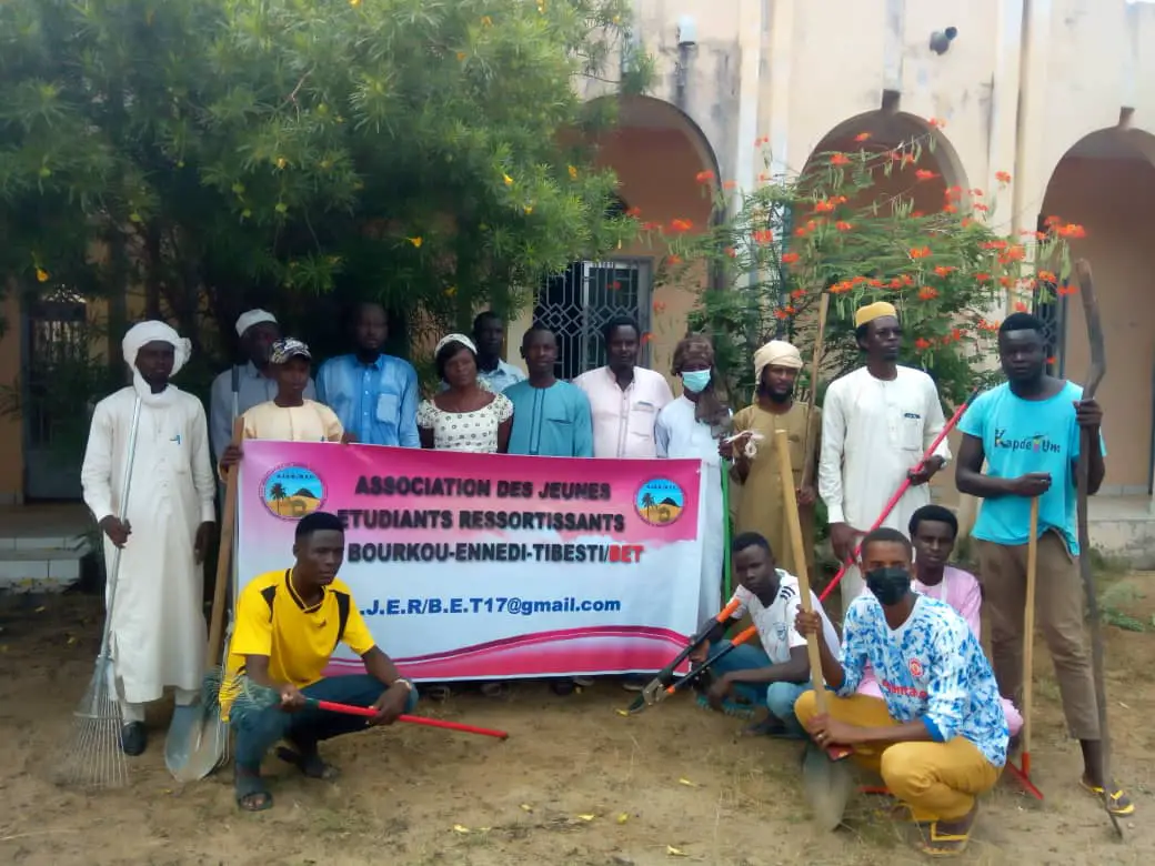 Tchad : les jeunes d'Abéché préparent la rentrée académique avec un désherbage