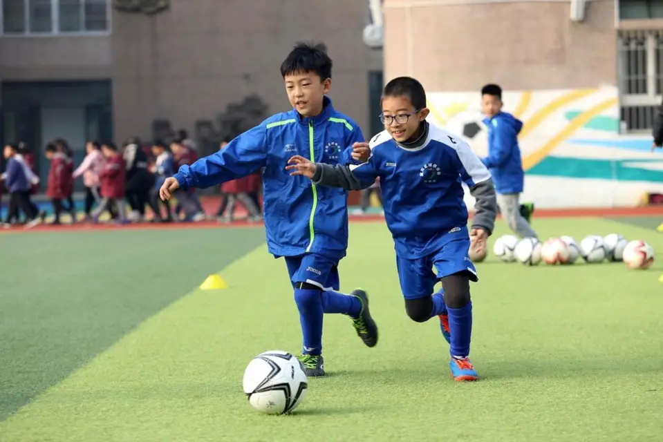 Students join soccer training at a primary school in Shijiazhuang, north China's Hebei province, December, 2021. (Photo by Liang Zidong/People's Daily Online)