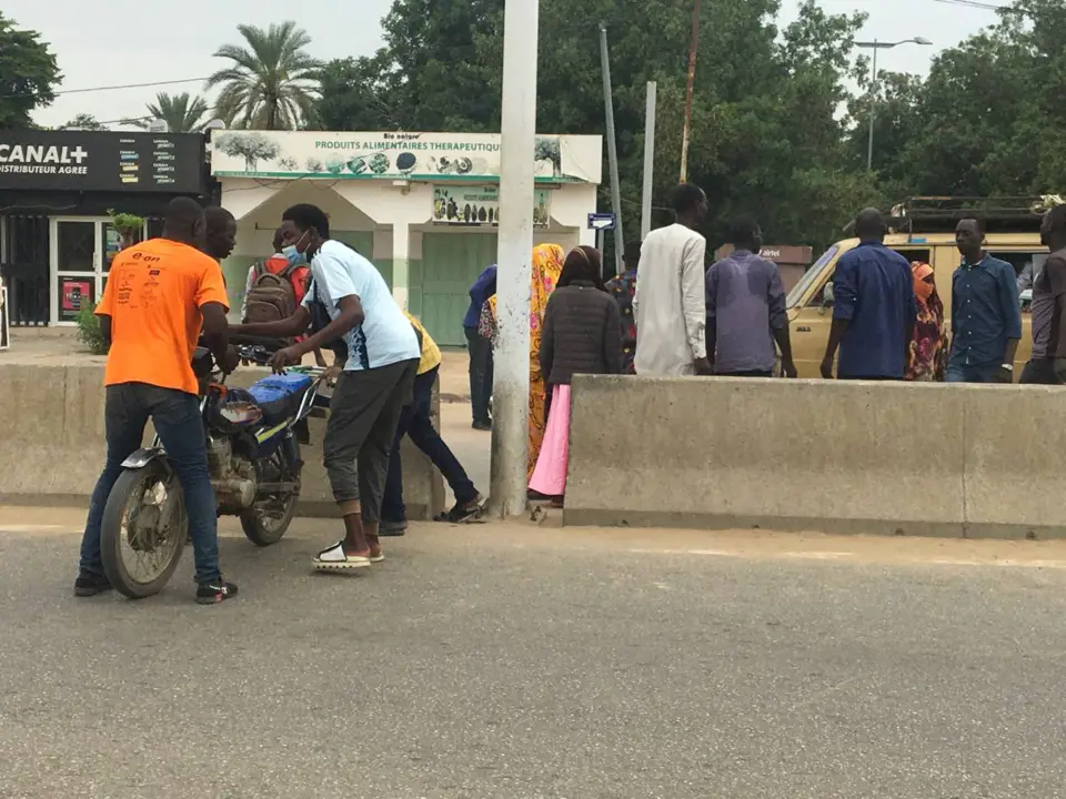 N’Djamena : la sortie du PCMT crée un blocus de circulation et un business pour les jeunes